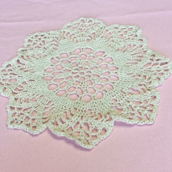 FINAL SALE PRICE 5 Pc Vintage Crocheted Doily Set - Picture 8 of 12